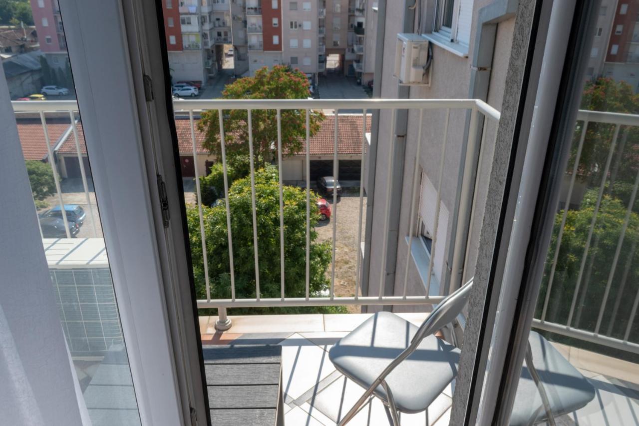 Stan Na Dan 021 Apartman Újvidék Kültér fotó